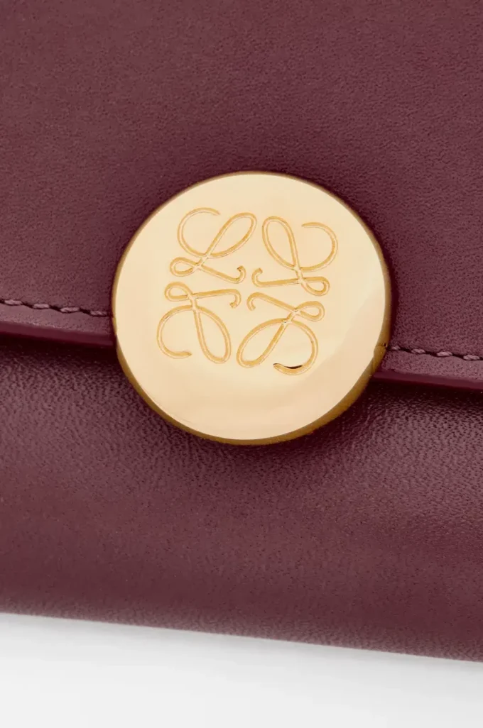 Cartera pequeña vertical Pebble en piel de becerro napa brillante color burdeos Cartera pequeña vertical Pebble en piel de becerro napa brillante color burdeos