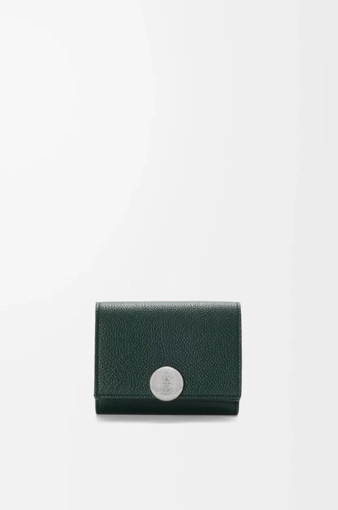 Cartera plegable de tres pliegues en piel de becerro granulada Pebble, color Sherwood Cartera plegable de tres pliegues en piel de becerro granulada Pebble, color Sherwood