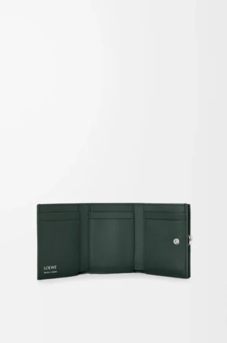 Cartera plegable de tres pliegues en piel de becerro granulada Pebble, color Sherwood