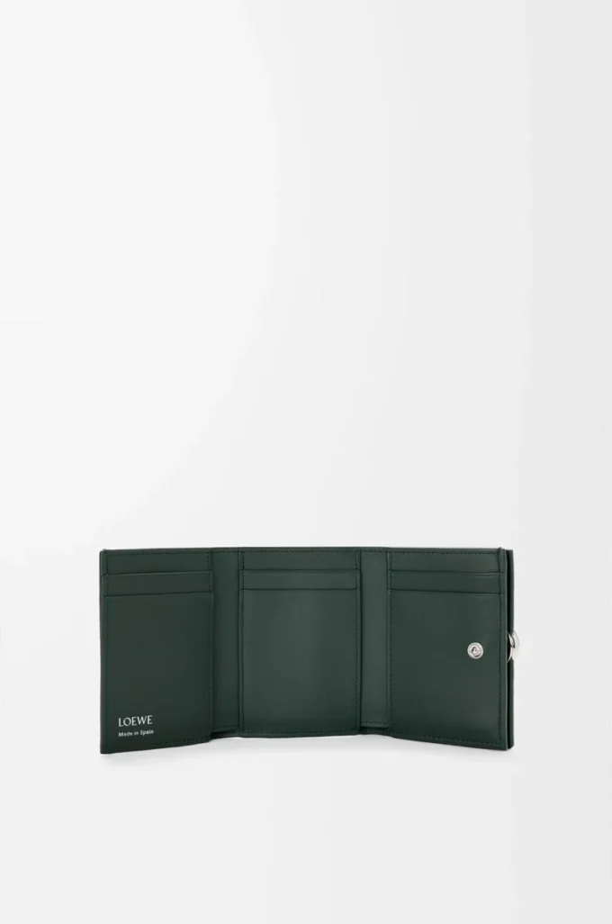 Cartera plegable de tres pliegues en piel de becerro granulada Pebble, color Sherwood Cartera plegable de tres pliegues en piel de becerro granulada Pebble, color Sherwood