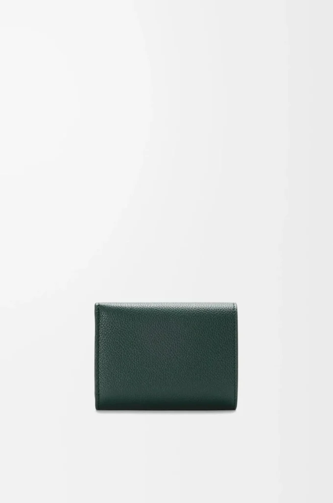 Cartera plegable de tres pliegues en piel de becerro granulada Pebble, color Sherwood Cartera plegable de tres pliegues en piel de becerro granulada Pebble, color Sherwood