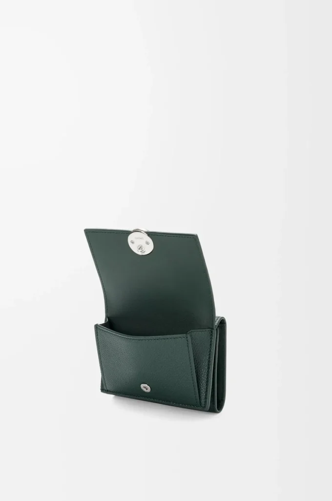 Cartera plegable de tres pliegues en piel de becerro granulada Pebble, color Sherwood Cartera plegable de tres pliegues en piel de becerro granulada Pebble, color Sherwood