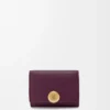 Cartera plegable de tres pliegues en piel de becerro granulado color ciruela Cartera plegable de tres pliegues en piel de becerro granulado color ciruela