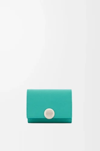 Cartera plegable de tres pliegues en piel de becerro granulado Pebble color aguamarina