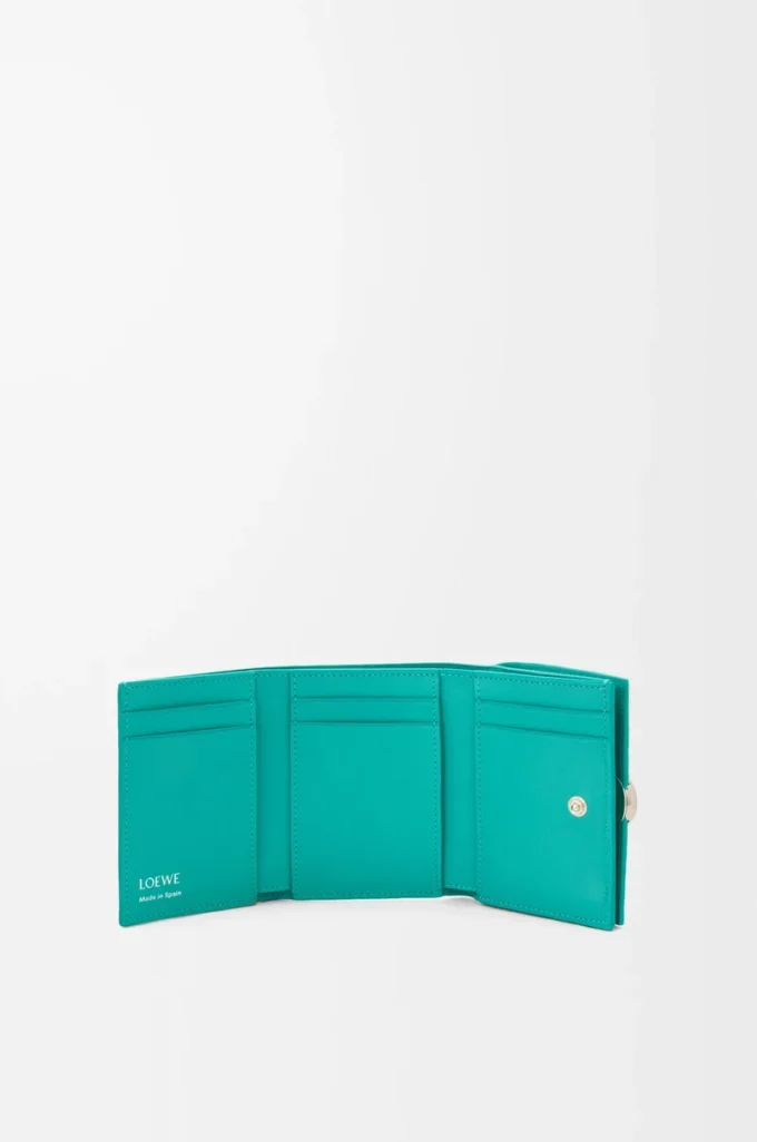 Cartera plegable de tres pliegues en piel de becerro granulado Pebble color aguamarina Cartera plegable de tres pliegues en piel de becerro granulado Pebble color aguamarina