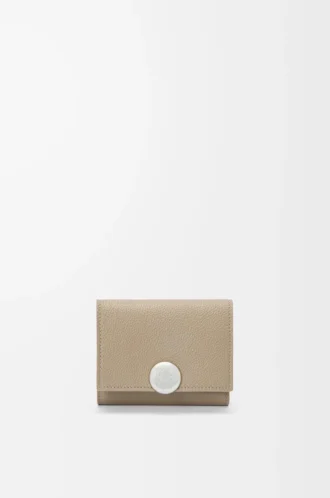 Cartera plegable de tres pliegues en piel de becerro granulado Pebble, color arcilla