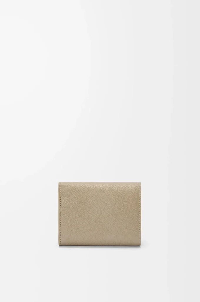 Cartera plegable de tres pliegues en piel de becerro granulado Pebble, color arcilla Cartera plegable de tres pliegues en piel de becerro granulado Pebble, color arcilla