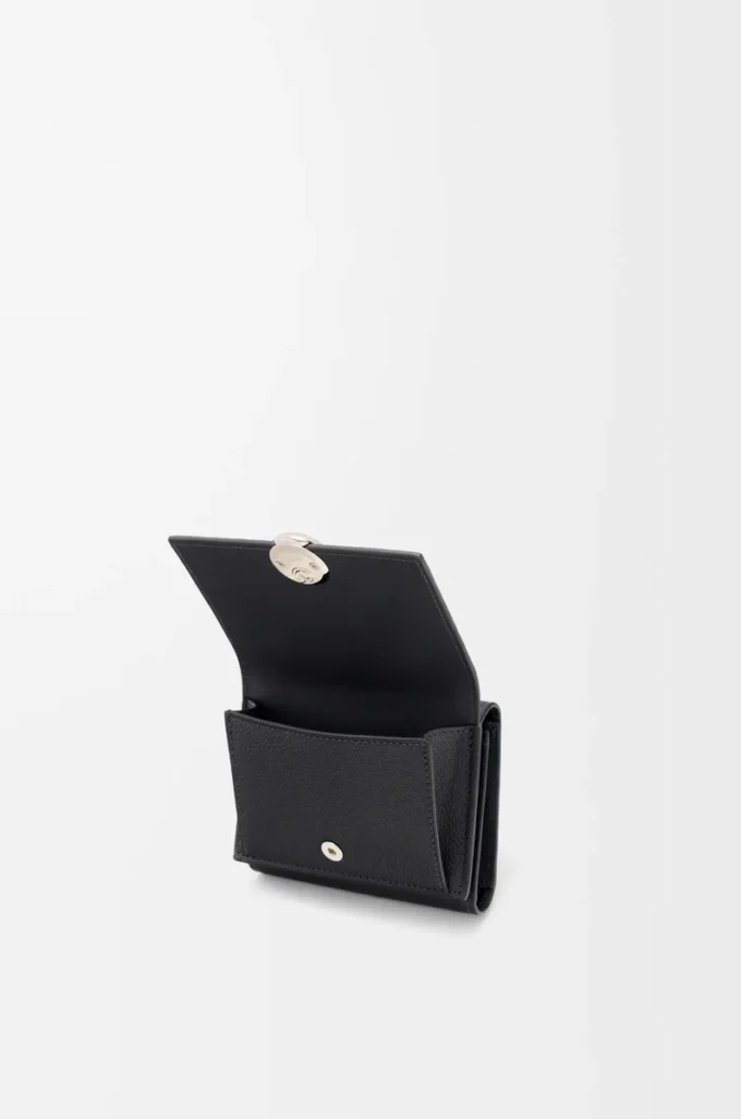 Cartera plegable de tres pliegues en piel de becerro granulado Pebble, color negro Cartera plegable de tres pliegues en piel de becerro granulado Pebble, color negro