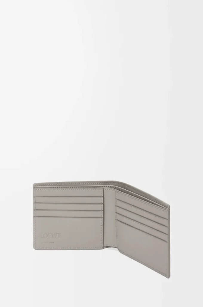 Cartera plegable en piel de becerro clásica texturizada Shell Grey Cartera plegable en piel de becerro clásica texturizada Shell Grey
