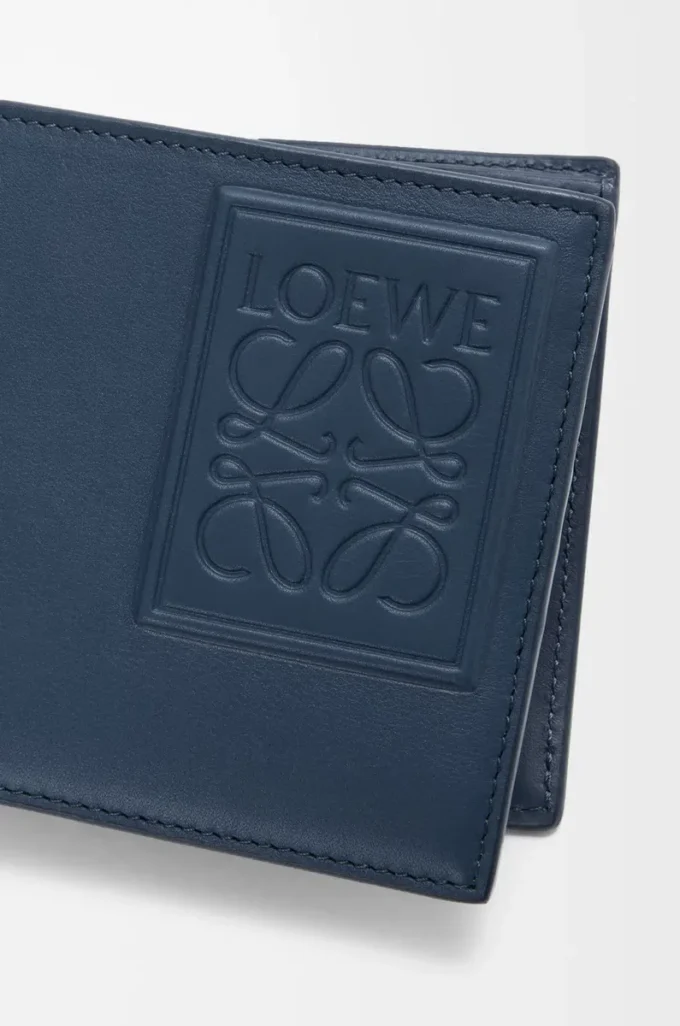Cartera plegable para monedas en piel de becerro satinada teñida en índigo Cartera plegable para monedas en piel de becerro satinada teñida en índigo