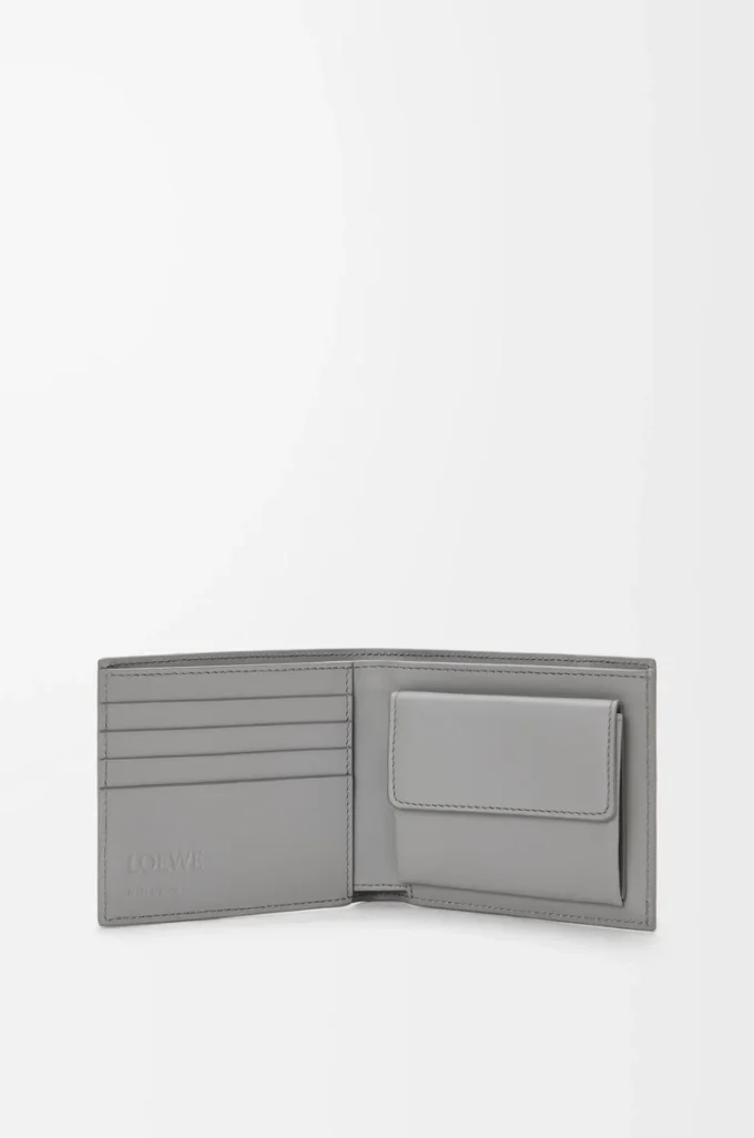 Cartera plegable para monedas Puzzle en piel de becerro clásica, color marrón invierno/gris ceniza. Cartera plegable para monedas Puzzle en piel de becerro clásica, color marrón invierno/gris ceniza.