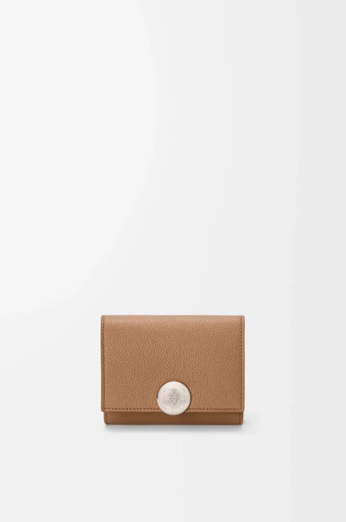 Cartera plegable Pebble en piel de becerro granulado color moca Cartera plegable Pebble en piel de becerro granulado color moca