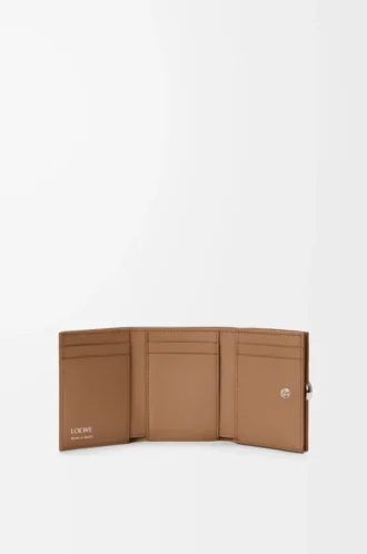 Cartera plegable Pebble en piel de becerro granulado color moca