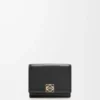 Cartera Puffer Anagram de tres pliegues en piel de becerro napa brillante, color negro Cartera Puffer Anagram de tres pliegues en piel de becerro napa brillante, color negro
