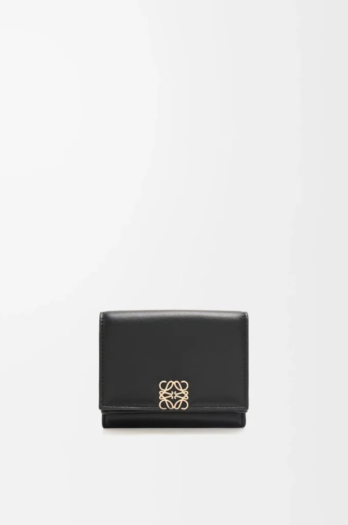 Cartera Puffer Anagram de tres pliegues en piel de becerro napa brillante, color negro Cartera Puffer Anagram de tres pliegues en piel de becerro napa brillante, color negro