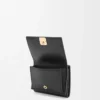 Cartera Puffer Anagram de tres pliegues en piel de becerro napa brillante, color negro Cartera Puffer Anagram de tres pliegues en piel de becerro napa brillante, color negro