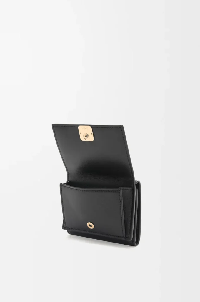 Cartera Puffer Anagram de tres pliegues en piel de becerro napa brillante, color negro Cartera Puffer Anagram de tres pliegues en piel de becerro napa brillante, color negro