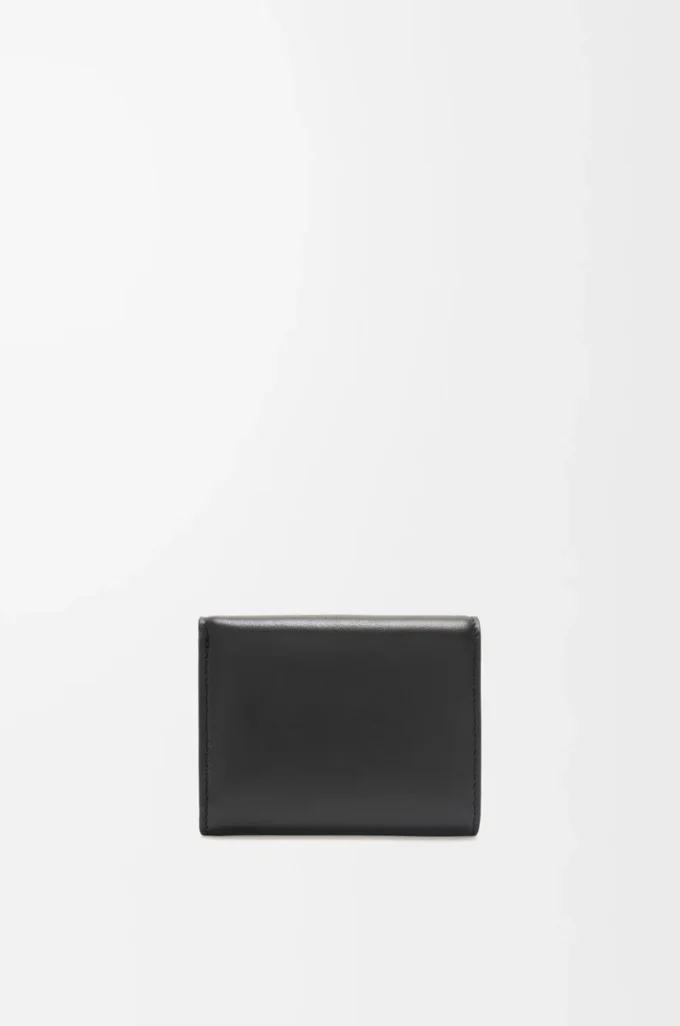 Cartera Puffer Anagram de tres pliegues en piel de becerro napa brillante, color negro Cartera Puffer Anagram de tres pliegues en piel de becerro napa brillante, color negro