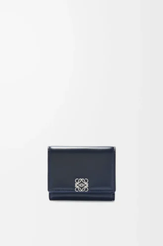 Cartera Puffer Anagram de tres pliegues en piel de becerro napa brillante Deep Navy