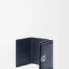 Cartera Puffer Anagram de tres pliegues en piel de becerro napa brillante Deep Navy Cartera Puffer Anagram de tres pliegues en piel de becerro napa brillante Deep Navy