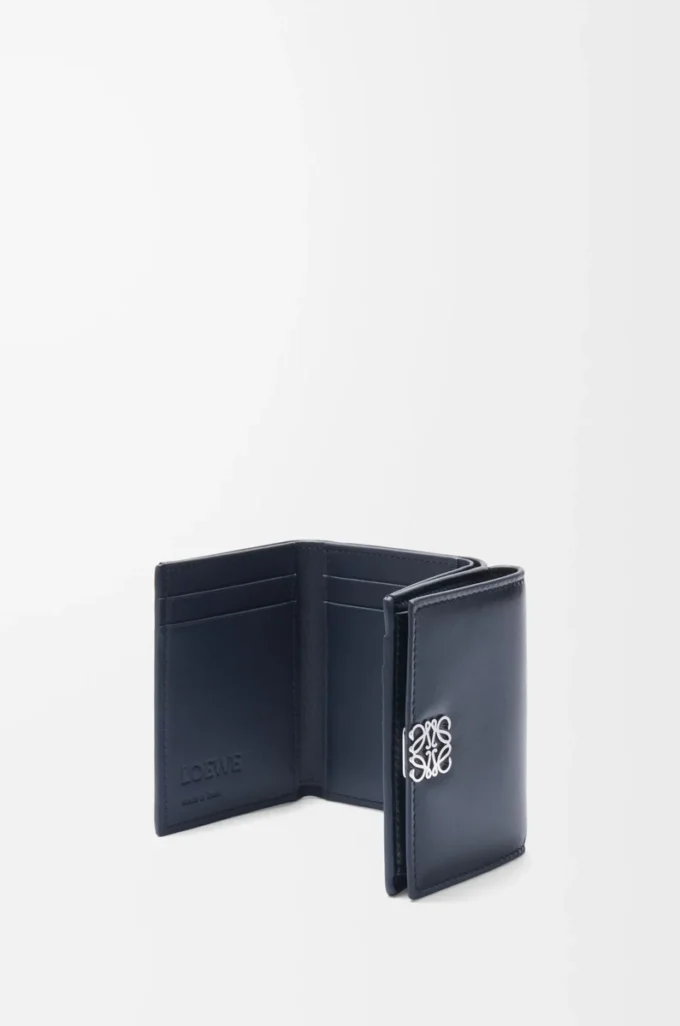 Cartera Puffer Anagram de tres pliegues en piel de becerro napa brillante Deep Navy Cartera Puffer Anagram de tres pliegues en piel de becerro napa brillante Deep Navy