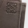 Cartera Puzzle con doble pliegue en piel de becerro clásica gris oscuro Cartera Puzzle con doble pliegue en piel de becerro clásica gris oscuro