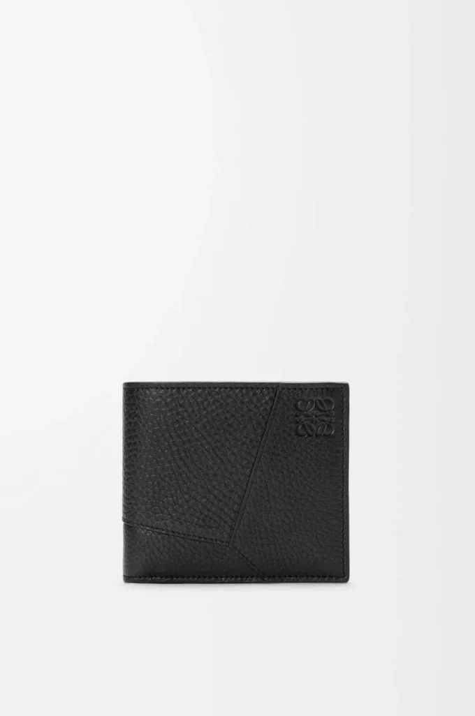 Cartera Puzzle con doble pliegue en piel de becerro granulada flexible, color negro Cartera Puzzle con doble pliegue en piel de becerro granulada flexible, color negro