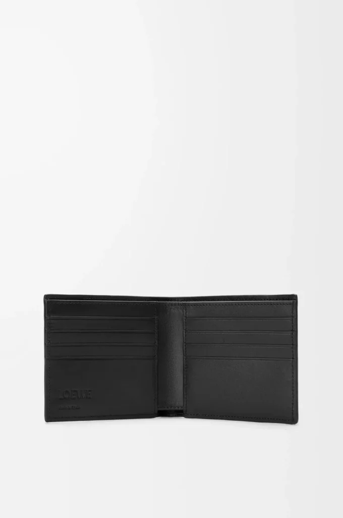 Cartera Puzzle con doble pliegue en piel de becerro granulada flexible, color negro Cartera Puzzle con doble pliegue en piel de becerro granulada flexible, color negro