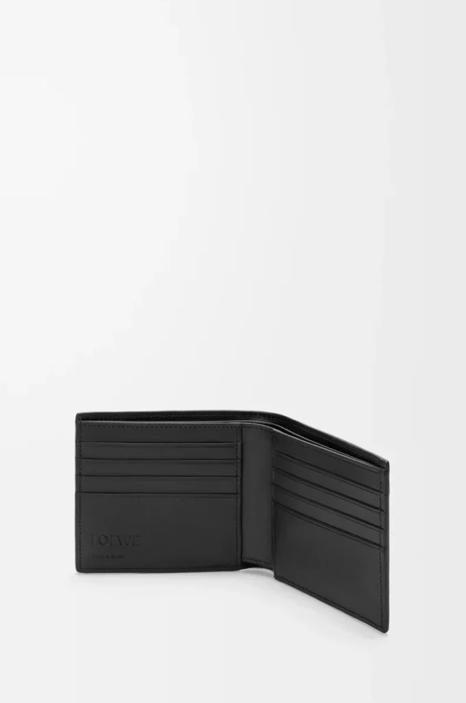Cartera Puzzle con doble pliegue en piel de becerro granulada flexible, color negro Cartera Puzzle con doble pliegue en piel de becerro granulada flexible, color negro