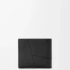 Cartera Puzzle con doble pliegue en piel de becerro granulada flexible, color negro Cartera Puzzle con doble pliegue en piel de becerro granulada flexible, color negro