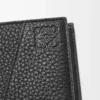 Cartera Puzzle con doble pliegue en piel de becerro granulada flexible, color negro Cartera Puzzle con doble pliegue en piel de becerro granulada flexible, color negro