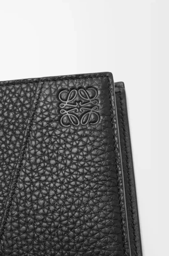 Cartera Puzzle con doble pliegue en piel de becerro granulada flexible, color negro Cartera Puzzle con doble pliegue en piel de becerro granulada flexible, color negro