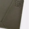 Cartera Puzzle de doble pliegue en piel de becerro clásica Dark Khaki Cartera Puzzle de doble pliegue en piel de becerro clásica Dark Khaki