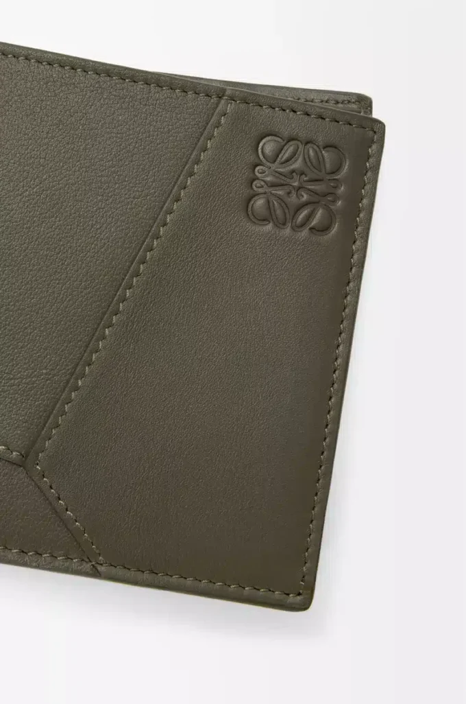 Cartera Puzzle de doble pliegue en piel de becerro clásica Dark Khaki Cartera Puzzle de doble pliegue en piel de becerro clásica Dark Khaki