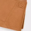 Cartera Puzzle de doble pliegue en suave piel de becerro granulada, color marrón claro cañón Cartera Puzzle de doble pliegue en suave piel de becerro granulada, color marrón claro cañón