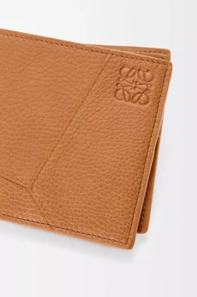 Cartera Puzzle de doble pliegue en suave piel de becerro granulada, color marrón claro cañón Cartera Puzzle de doble pliegue en suave piel de becerro granulada, color marrón claro cañón