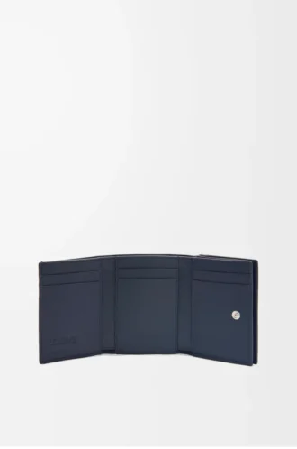 Cartera triple en piel de becerro granulada suave azul marino intenso Cartera triple en piel de becerro granulada suave azul marino intenso