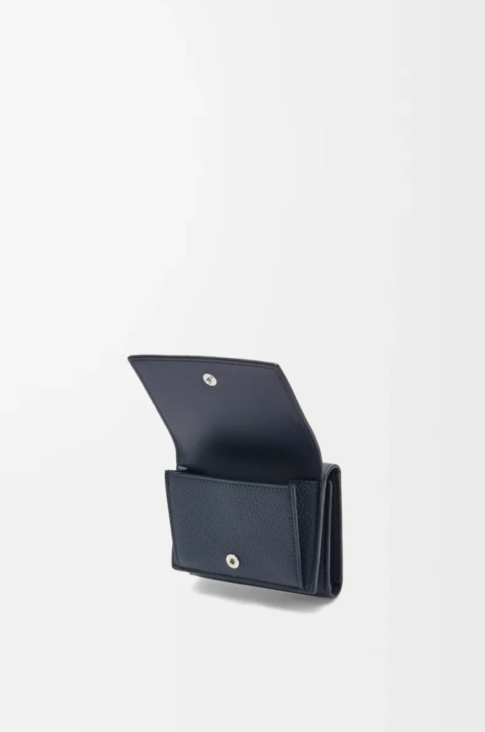 Cartera triple en piel de becerro granulada suave azul marino intenso Cartera triple en piel de becerro granulada suave azul marino intenso