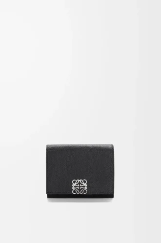 Cartera tríptica Anagram en piel de becerro granulada Black