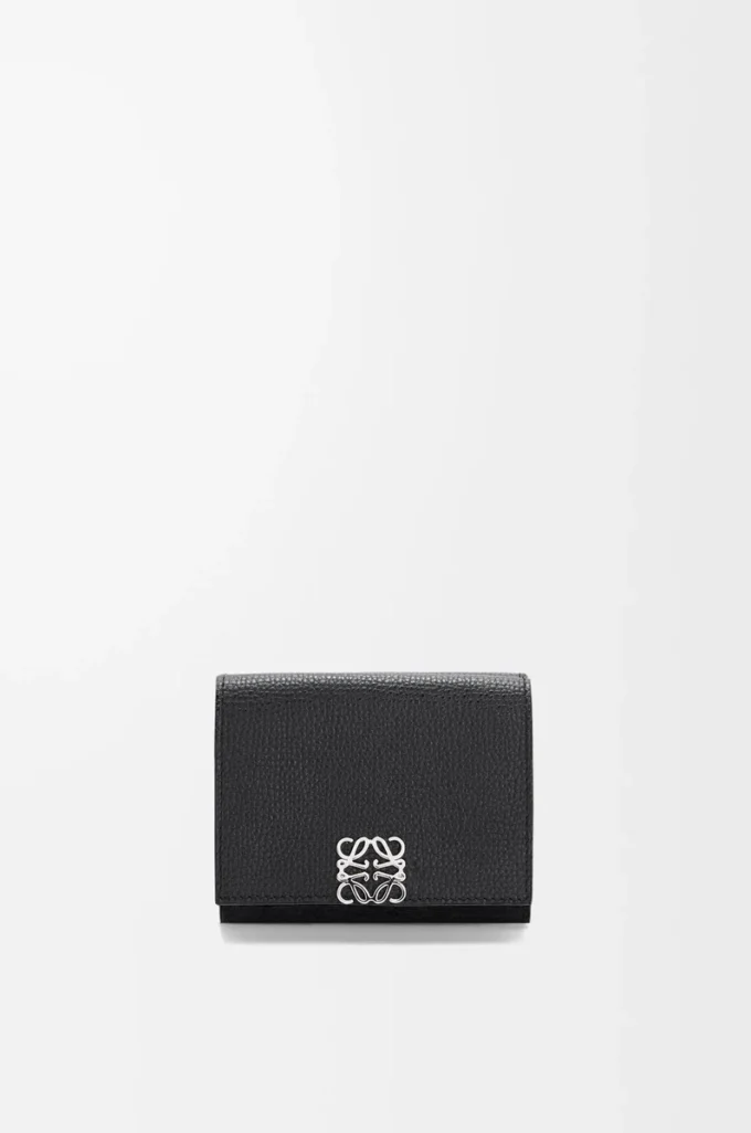 Cartera tríptica Anagram en piel de becerro granulada Black Cartera tríptica Anagram en piel de becerro granulada Black