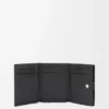 Cartera tríptica Anagram en piel de becerro granulada Black Cartera tríptica Anagram en piel de becerro granulada Black