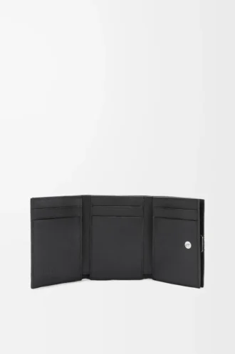 Cartera tríptica Anagram en piel de becerro granulada Black