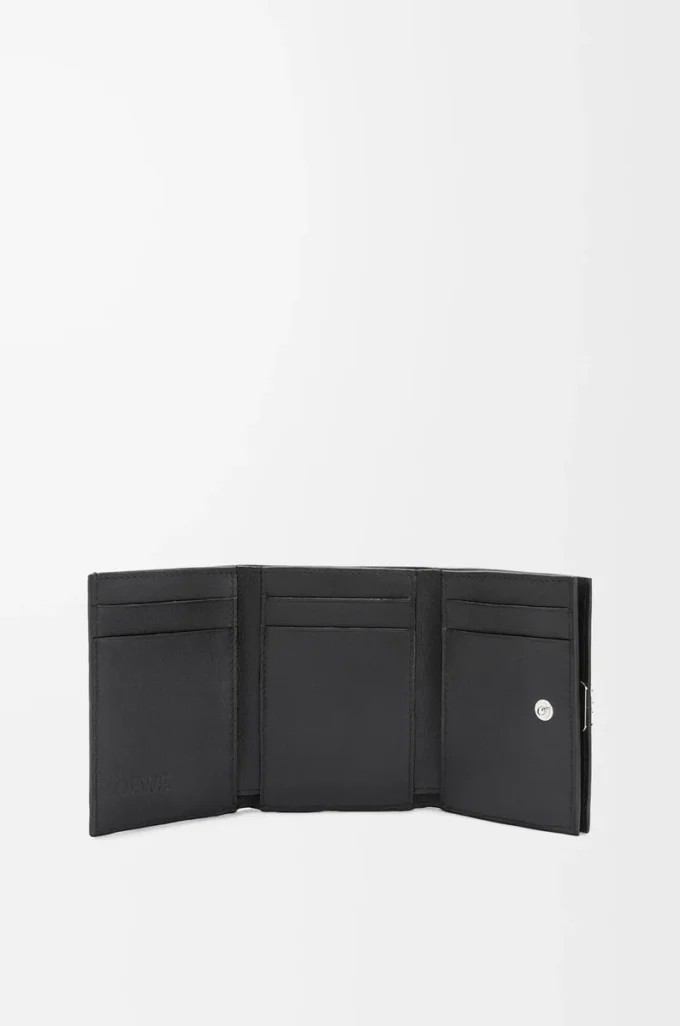 Cartera tríptica Anagram en piel de becerro granulada Black Cartera tríptica Anagram en piel de becerro granulada Black