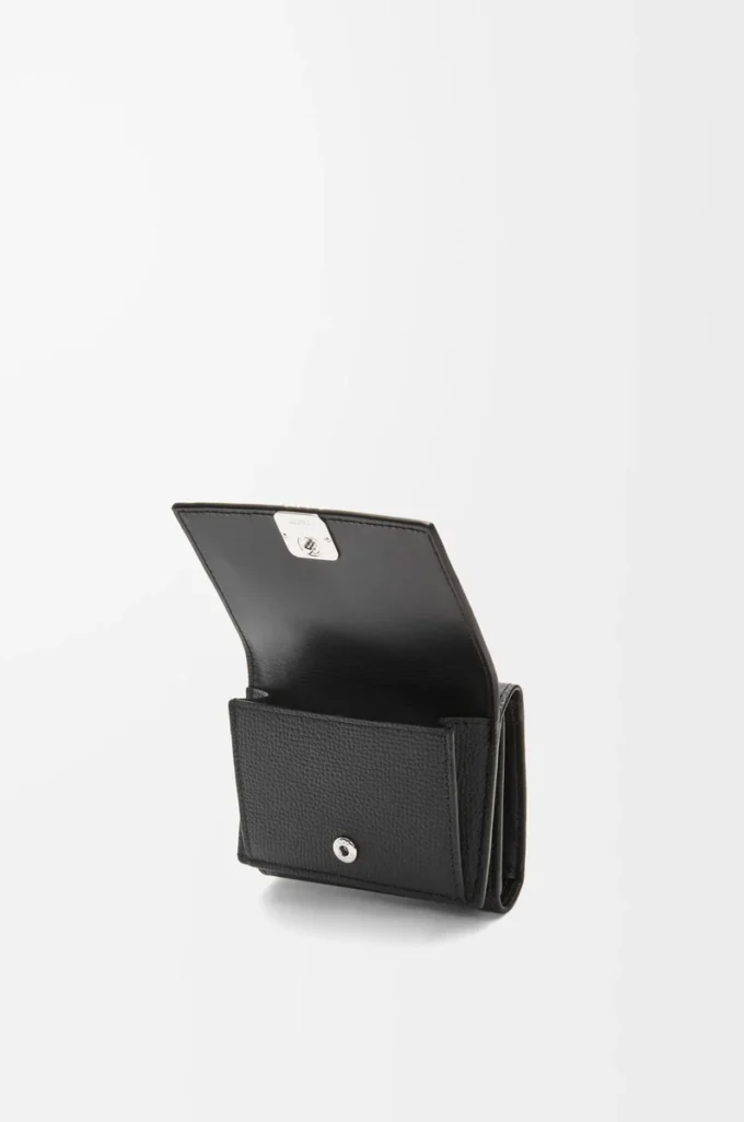 Cartera tríptica Anagram en piel de becerro granulada Black Cartera tríptica Anagram en piel de becerro granulada Black