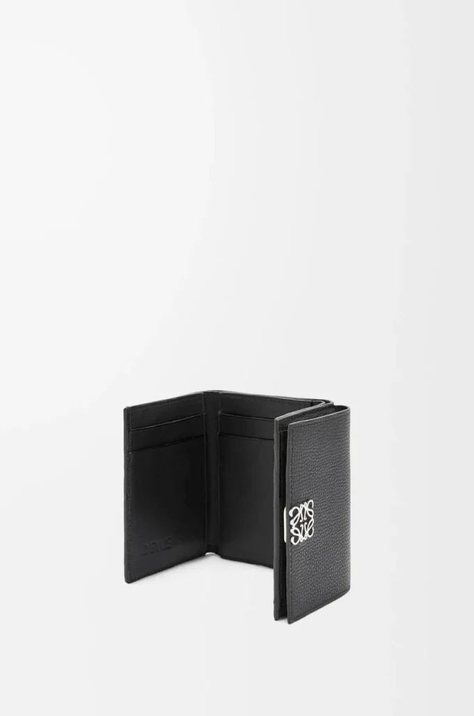 Cartera tríptica Anagram en piel de becerro granulada Black Cartera tríptica Anagram en piel de becerro granulada Black