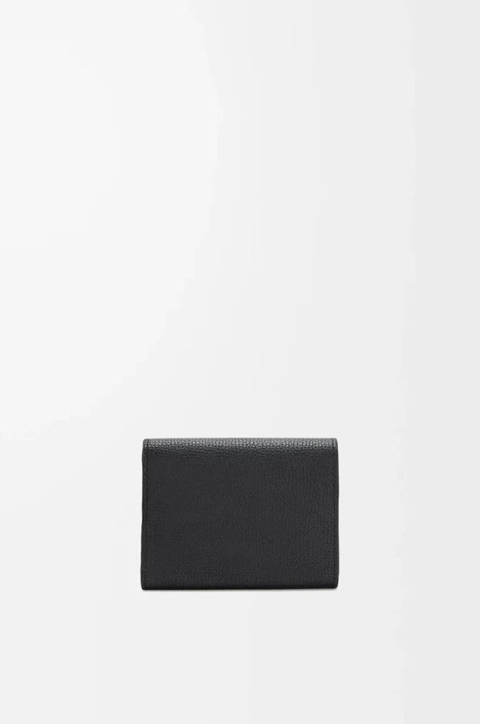 Cartera tríptica Anagram en piel de becerro granulada Black Cartera tríptica Anagram en piel de becerro granulada Black
