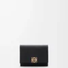 Cartera tríptica Anagram en piel de becerro granulada Black/Gold Cartera tríptica Anagram en piel de becerro granulada Black/Gold