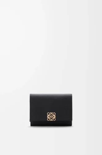 Cartera tríptica Anagram en piel de becerro granulada Black/Gold