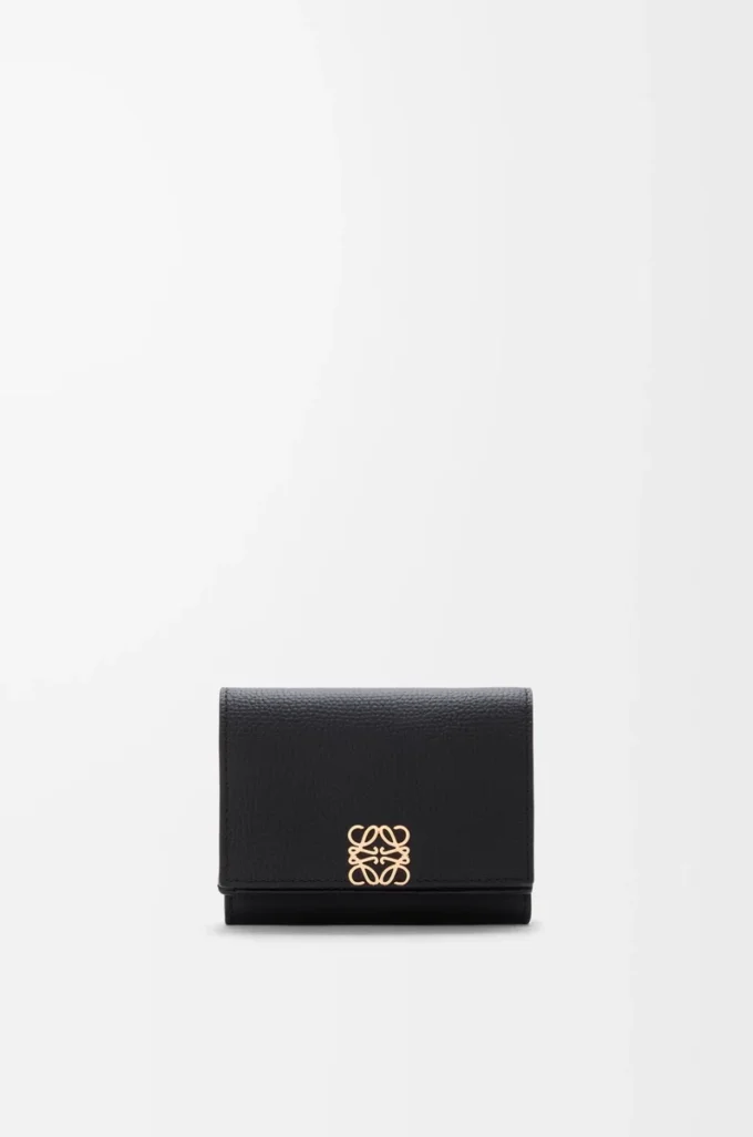 Cartera tríptica Anagram en piel de becerro granulada Black/Gold Cartera tríptica Anagram en piel de becerro granulada Black/Gold
