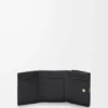 Cartera tríptica Anagram en piel de becerro granulada Black/Gold Cartera tríptica Anagram en piel de becerro granulada Black/Gold